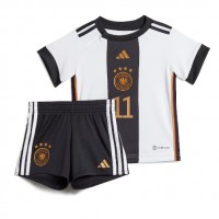 Otroški Nogometni dresi Nemčija Mario Gotze #11 Domači SP 2022 Kratek Rokav (+ Kratke hlače)